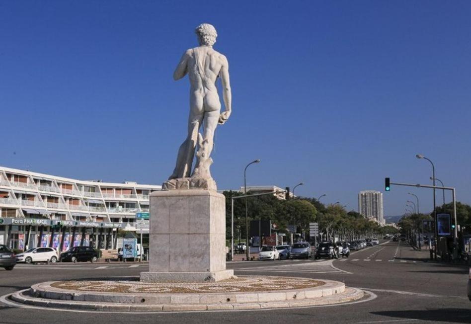 A 2 Pas De La Marseille